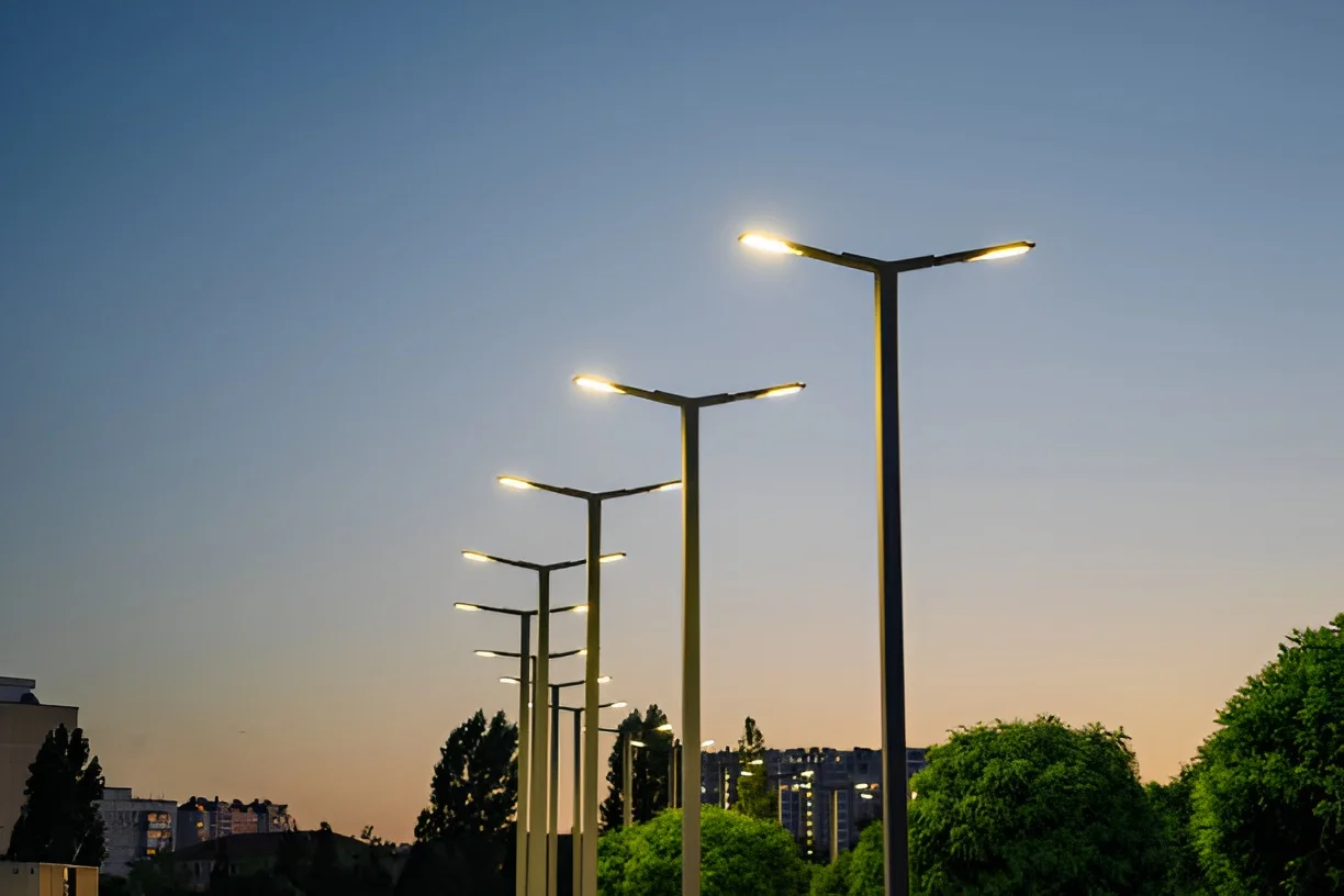 Candélabres d’éclairage public allumés au crépuscule le long d’une voie