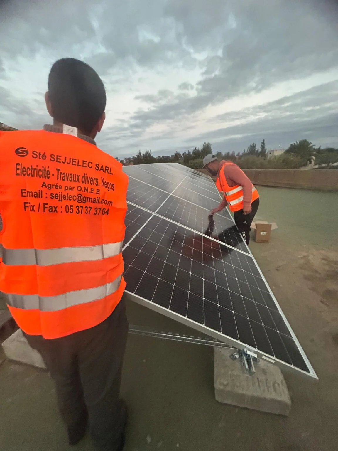 Technicien SEJJELEC réalisant une installation électrique industrielle au Maroc